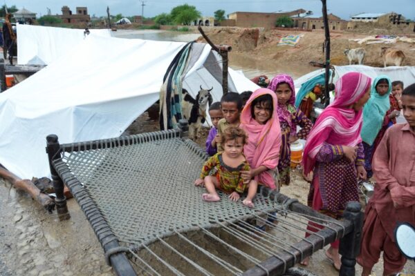 Death toll in Pakistan floods nears 1,500; hundreds of thousands sleep in open